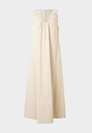Robe maxi beige sans manches avec fines rayures verticales marron et détail froncé autour du col rond.