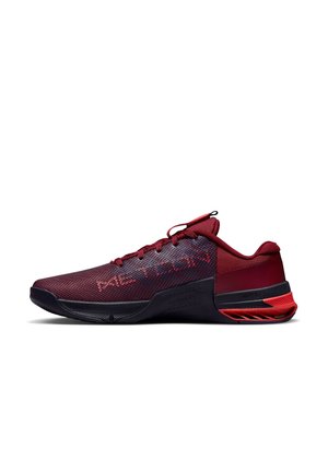 Bordowo-czarne buty sportowe z czarną podeszwą, siateczkową cholewką, czerwonymi akcentami, sznurowadłami i wyściełanym kołnierzem wokół kostki, widoczne z boku na białym tle.