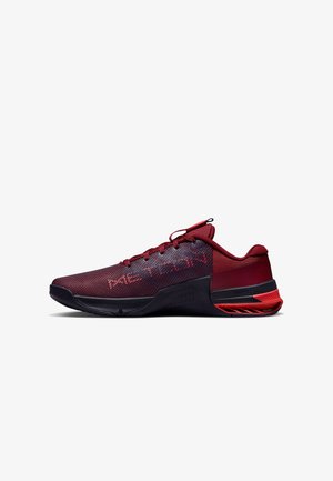 Chaussure de sport bordeaux et noire avec semelle noire, dessus en mesh, accents rouges, lacets et col rembourré à la cheville, vue de profil sur fond blanc.