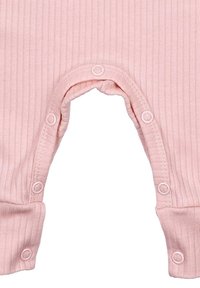 Rosa geripptes Babystrampler mit einem runden Druckknopfverschluss am Boden und weichen Bündchen, entworfen für Komfort und einfache Windelwechsel.