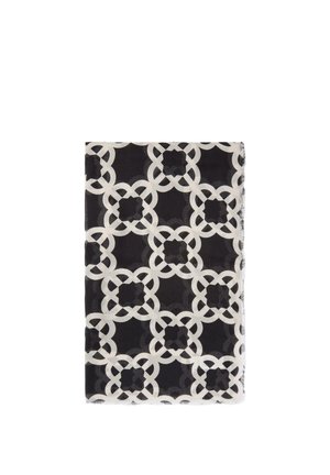 Sciarpa bianca e nera con motivo a catena geometrica intrecciata, piegata su uno sfondo bianco.