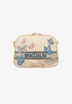 Borsa rettangolare beige con disegni di farfalle blu, rosa e grigie e scritta "Braccialini Firenze" al centro.