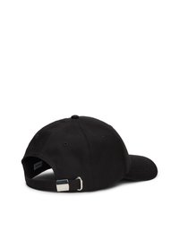 Cappellino nero con visiera curva, realizzato in cotone. Presenta una fascia in tessuto sul retro con accessori in metallo per la regolazione della taglia.