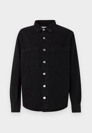 Camicia in denim nero con colletto, chiusura frontale con bottoni e due tasche sul petto. Presenta maniche lunghe e una linea diritta.