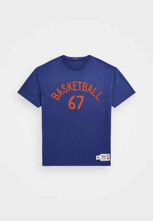 Granatowy t-shirt z krótkim rękawem, z pomarańczowym napisem "BASKETBALL 67" oraz małą metką Polo Ralph Lauren przy dolnym brzegu.