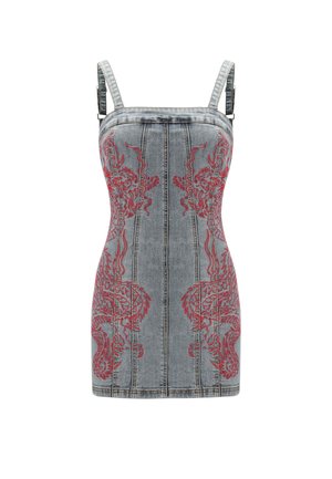 Vestido mini de mezclilla con bordado de dragón rojo, tirantes ajustables y una silueta ajustada. Presenta un color azul grisáceo desgastado y costuras verticales.