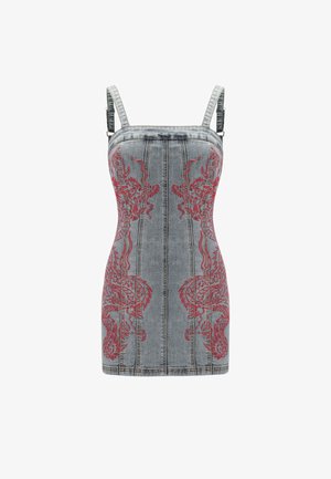 Abito mini in denim con ricamo di drago rosso, spalline regolabili e silhouette aderente. Presenta un colore blu-grigio sbiadito e cuciture verticali.