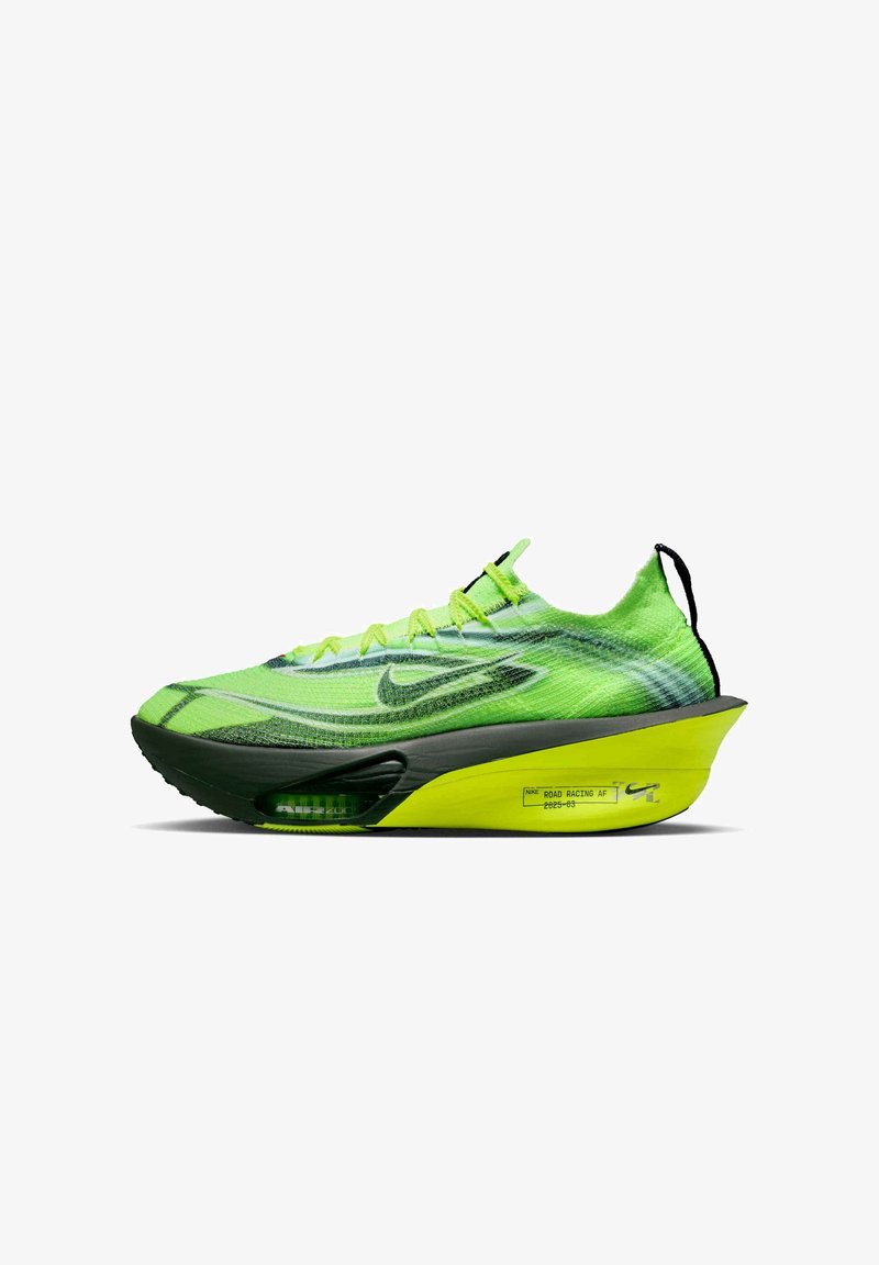 Groene en zwarte hardloopschoen met een gestructureerde mesh bovenkant, platte veters, zichtbare luchtvering in de zool, en een logo aan de zijkant.