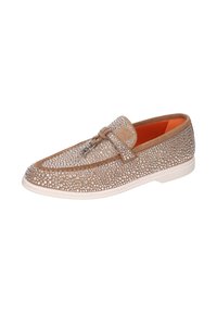 Mocassino in suede marrone coperto di borchie argentate, con punta arrotondata, un elegante dettaglio in pizzo e suola in gomma bianca con interni arancioni.