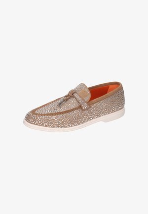 Braune Wildleder-Loafer, die mit silbernen Nieten besetzt sind, mit einer abgerundeten Zehenpartie, einem dekorativen Schnürsenkel und einer weißen Gummisohle mit orangefarbenem Innenfutter.