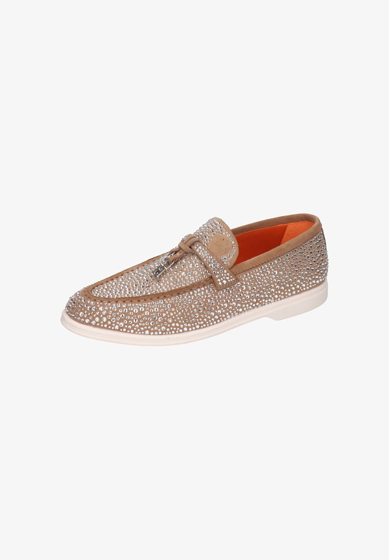 Bruine suède loafers bedekt met zilveren studs, met een ronde neus, een decoratieve veters accent en een witte rubberen zool met een oranje binnenkant.