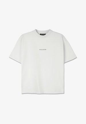 Balts īsā piedurkņu T-krekls, kas izgatavots no mīksta auduma, ar apaļu kakla izgriezumu un melna krāsā uzdrukātu vārdu "PEGADOR" priekšējā centrā.