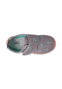 Szare dziecięce buty z bezpiecznym zapięciem na rzep, zdobione uroczą grafiką turkusowych słoni i różowych serc, z miękkim wnętrzem.
