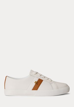 Hvit lavt snøresko med brun sidestripe, gullfarget logomerke, snøring foran og teksturert gummisåle.