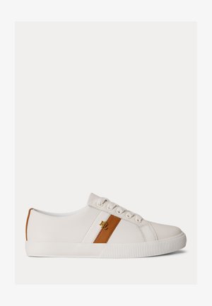 Zapatilla blanca de corte bajo con franja lateral marrón, emblema de logo dorado, cierre de cordones en la parte delantera y suela de goma texturizada.