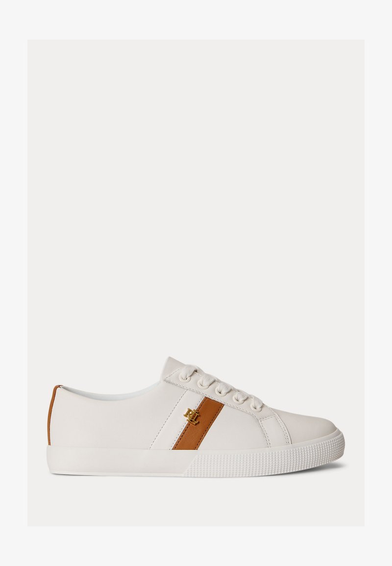 Weißer Sneaker in niedriger Ausführung mit braunem Seitenstreifen, goldenem Logoemblem, Schnürung vorne und strukturiertem Gummisohlenboden.