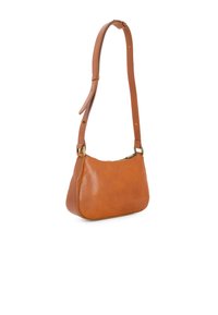 Tasche aus braunem Leder mit geschwungener Form, einstellbarem Tragegurt, goldfarbener Hardware und glänzender Oberfläche. Reißverschluss oben.