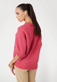 Guess RUNDHALSAUSSCHNITT  - Strickpullover - rose