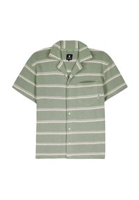 Chemise verte à manches courtes avec des rayures horizontales blanches, un col en V, une fermeture à boutons, une poche plaquée et un tissu texturé.
