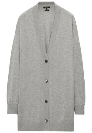 Długi jasnoszary kardigan z dekoltem w serek, prążkowanymi mankietami i dolnym brzegiem oraz czterema ciemnymi guzikami z przodu.