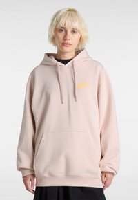 Felpa rosa chiaro realizzata in tessuto morbido, con tasca frontale, cappuccio con cordino e un piccolo logo giallo sul lato sinistro del petto.