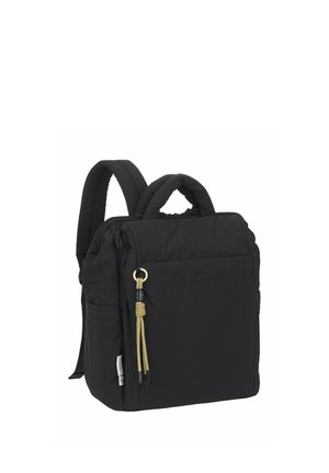 Sac à dos noir en forme de carré avec des bretelles rembourrées, des poignées supérieures et une tirette de fermeture éclair en corde beige sur la poche avant.