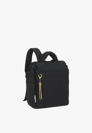 Sac à dos noir en forme de carré avec des bretelles rembourrées, des poignées supérieures et une tirette de fermeture éclair en corde beige sur la poche avant.