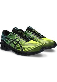 Scarpe da corsa con una tomaia a gradiente verde e giallo, dettagli neri, materiale in rete e una suola testurizzata per una maggiore aderenza e supporto.