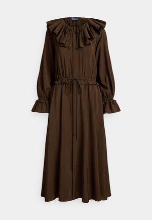 Rochie maro cu mâneci lungi, guler cu volane, talie adunată și fustă evazată. Material texturat și manșete strânse, cu detaliu cu șnur.