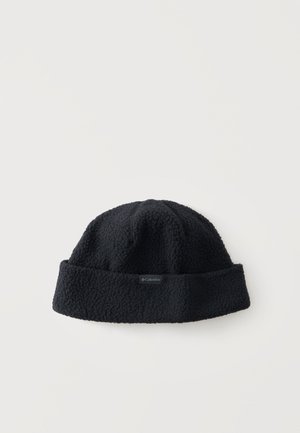 Gorro de forro polar negro con ala doblada y una pequeña etiqueta de la marca Columbia en el centro frontal.