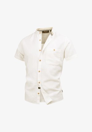 Weißes Kurzarmhemd mit Stehkragen, Vordertasche und Holzknöpfen, auf weißem Hintergrund präsentiert.