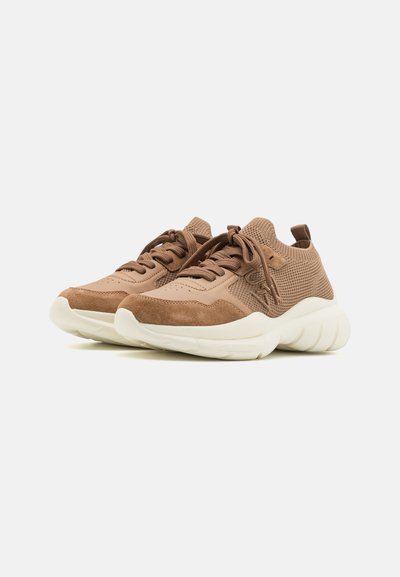 Sneakers lacci in suede marrone e rete con superiore testurizzato, suola bianca imbottita e design a punta arrotondata.