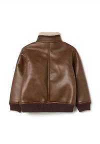 Chaqueta de cuero marrón con cuello y dobladillo acanalados, textura suave y forma clásica de bomber con detalles de costura mínimos en la parte de atrás.