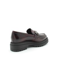 Bordeauxfarbene Lederloafers mit einer dicken schwarzen Gummi-Sohle, abgerundeter Spitze und metallischem Schnallendetail auf der Oberseite.