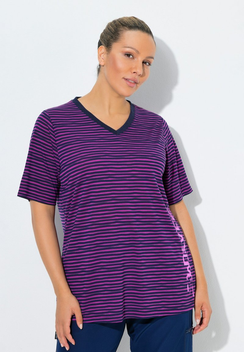 Camiseta de rayas moradas y rosas con cuello en V y mangas cortas, que presenta un pequeño detalle de logo en el lateral y una textura de tela suave.