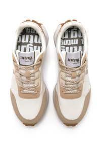 Baskets beige et blanches avec une tige en tissu texturé, des accents en daim contrastés et des lacets tissés. Présente une semelle intérieure imprimée et un logo sur la languette.