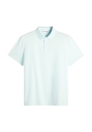 Hellblaues Polohemd mit kurzen Ärmeln, Kragen und Drei-Knopf-Leiste, flach auf weißem Hintergrund präsentiert.