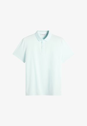 Lichtblauw poloshirt met korte mouwen, een kraag en een drieknopenlijst, plat liggend weergegeven op een witte achtergrond.