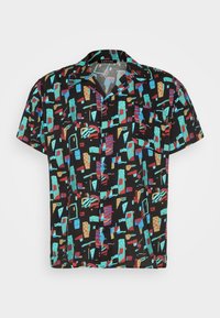 Korte mouwen shirt met een zwarte achtergrond en kleurrijke geometrische patronen in turquoise, rood en tan. Inclusief een borstzak en knoopsluiting.