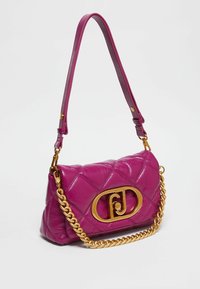 Petit sac à main en cuir matelassé magenta avec logo de fermoir en métal doré, poignée courte en chaîne et bandoulière en cuir réglable.