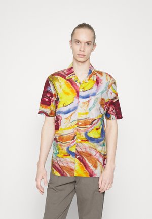 Chemise à manches courtes boutonnée en tissu léger, ornée d'un motif abstrait vibrant de jaune, rouge et bleu, avec une poche poitrine.