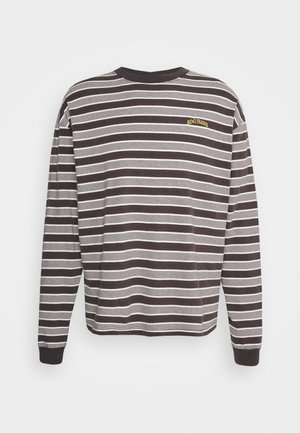 Langærmet skjorte med mørkebrune og hvide vandrette striber, rund halsudskæring og "BDG JEANS" logo i gul på venstre bryst.