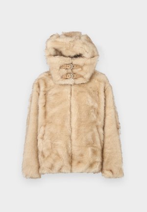 Beige Kunstpelzjacke mit hohem Kragen und zwei Schnallenverschlüssen, mit einer flauschigen Textur und langen Ärmeln.