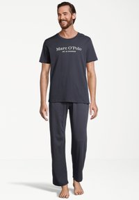Mørkegrå afslappet sæt bestående af en T-shirt med korte ærmer med "Marc O’Polo" logo og matchende bukser med afslappet pasform, lavet af blødt bomuldsstof.