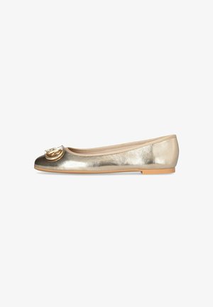 Ballerines métalliques dorées avec un bout arrondi, présentant un accent décoratif doré sur le bout et une semelle plate en caoutchouc beige.