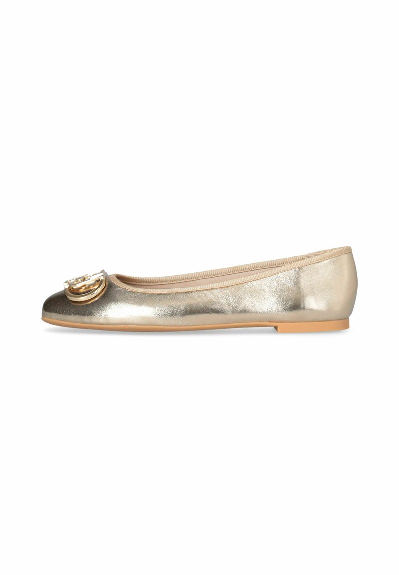 Ballerina piatta metallica dorata con punta arrotondata, presenta un'accenno decorativa dorata sulla punta e una suola piatta in gomma color tan.