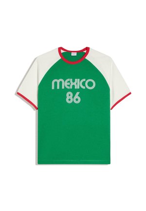 T-shirt vert avec manches blanches et bordure rouge, avec le texte "MEXICO 86" en police blanche rétro sur le devant.