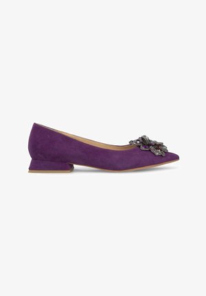 Ballerina in suede viola con punta arricciata, tacco angolare basso e decorazione frontale con paillettes e perline.