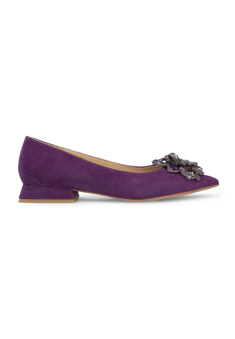 Ballerina in suede viola con punta arricciata, tacco angolare basso e decorazione frontale con paillettes e perline.