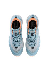 Scarpe da ginnastica azzurro chiaro con un upper testurizzato, accenti arancioni a contrasto, sistema di allacciatura integrato e suola imbottita.